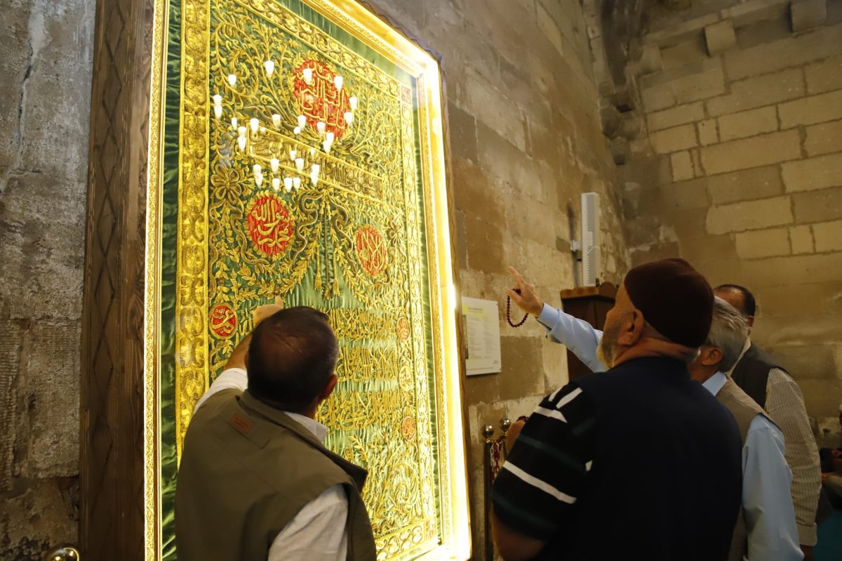 150 YILLIK KÂBE ÖRTÜSÜ AKSARAY ULU CAMİ’DE ZİYARETE AÇILDI