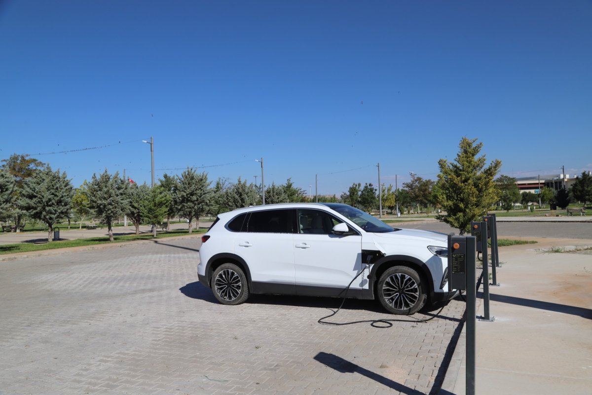 ASÜ kampüsünde elektrikli araçlar için  şarj istasyonları hizmet vermeye başladı