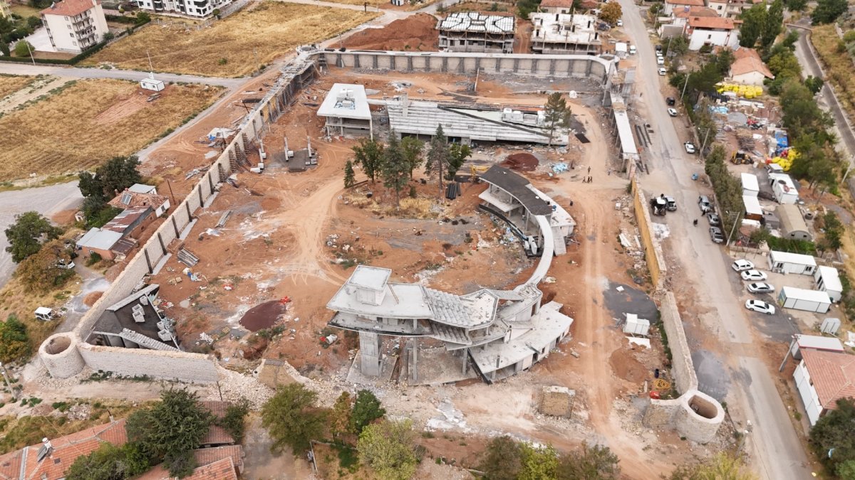 ESKİ CEZAEVİNİN 450 METRELİK DUVARLARI TADİLATTAN GEÇİRİLİYOR, 4 KULE ESKİ İHTİŞAMINA KAVUŞTURULUYOR